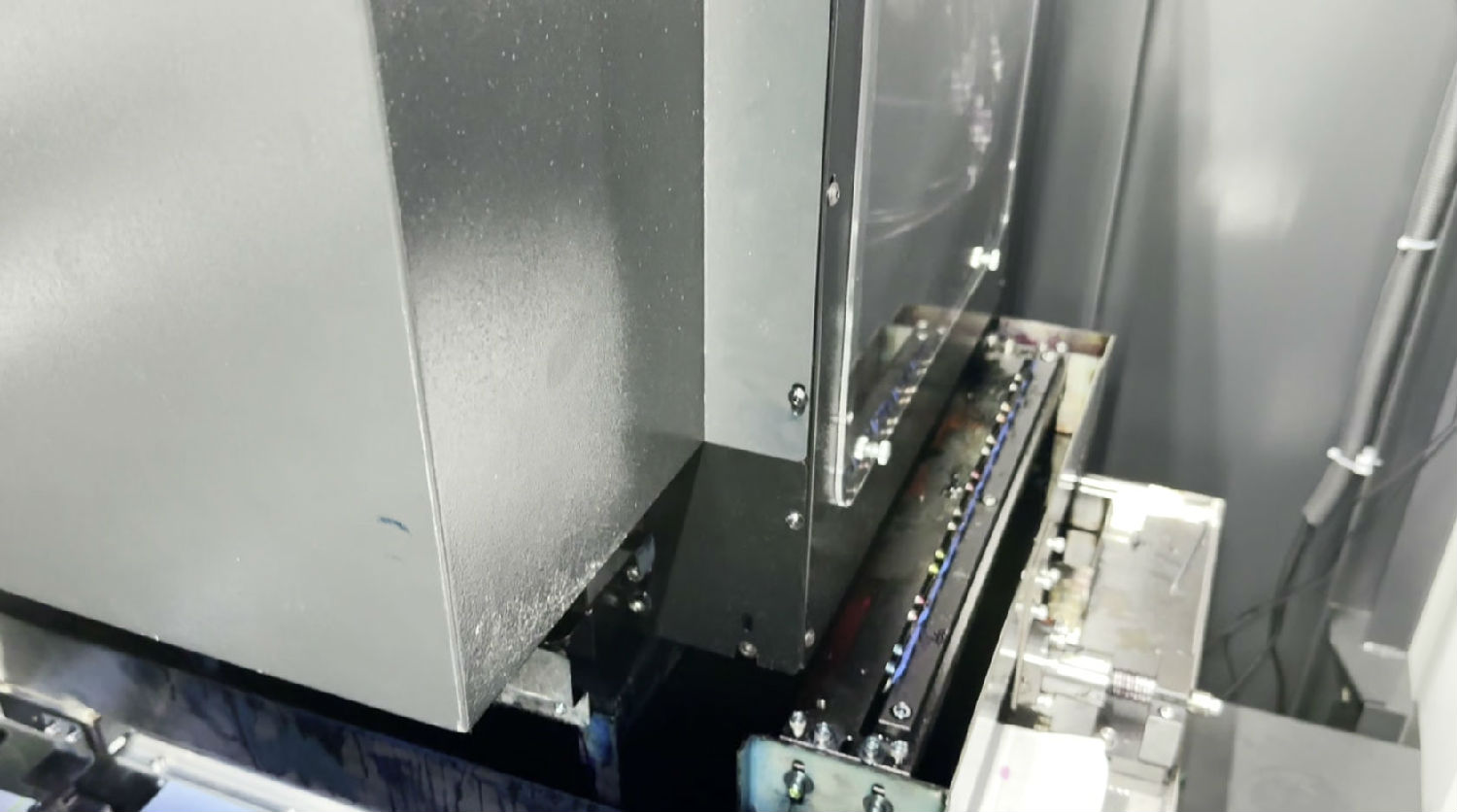 爲(wei)什麽數碼(mǎ)印花機清(qing)洗噴頭不(bú)出廢墨?