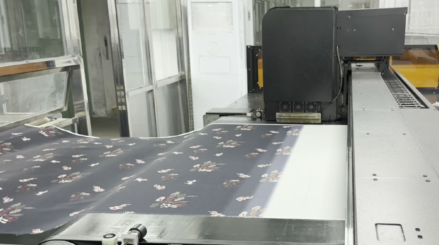 數碼(ma)印花機(jī)有一路(lù)不出墨(mò)怎麽解(jie)決?