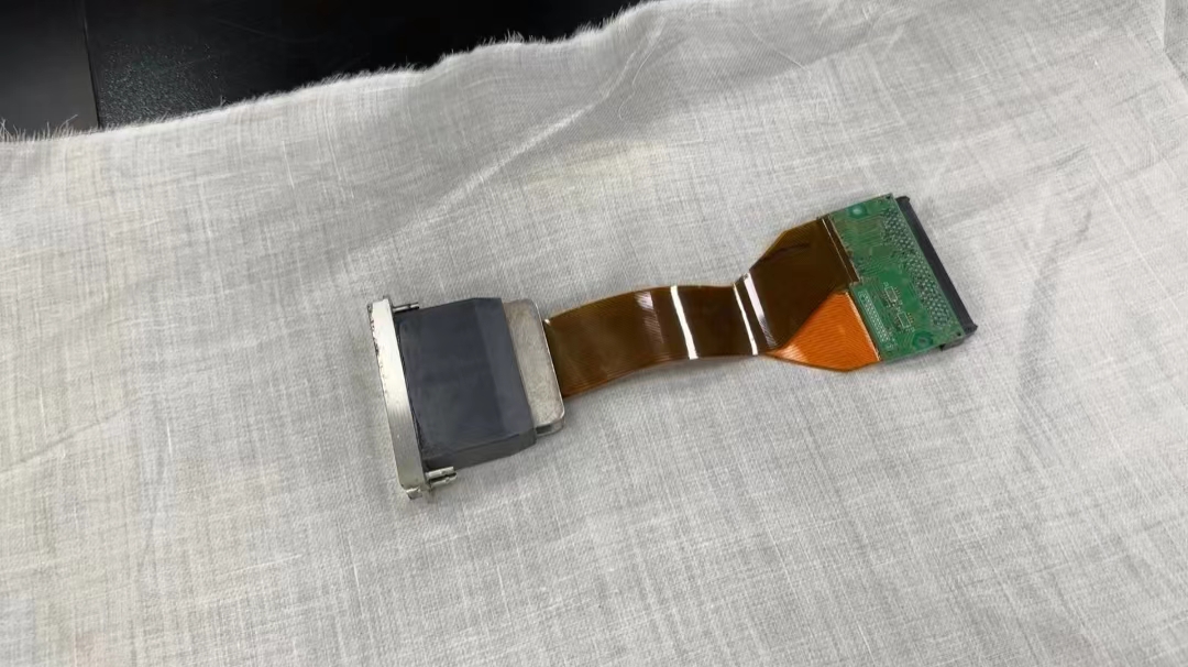 數碼印花(huā)機墨水幹(gan)在噴頭上(shàng)如何清洗(xi)?